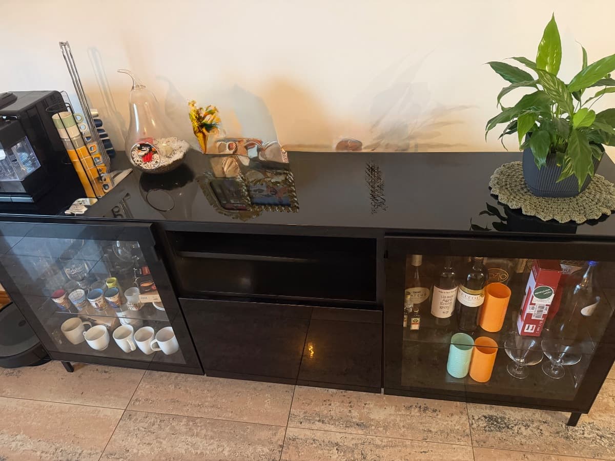 Aparador/Buffet preto com portas de vidro e gavetas