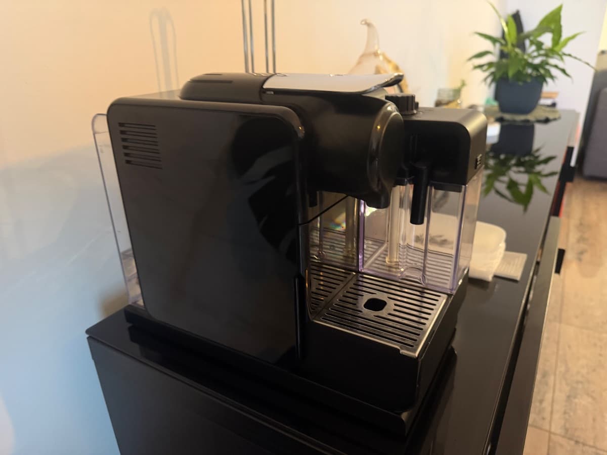Máquina de café Nespresso De'Longhi Lattissima Touch preta
