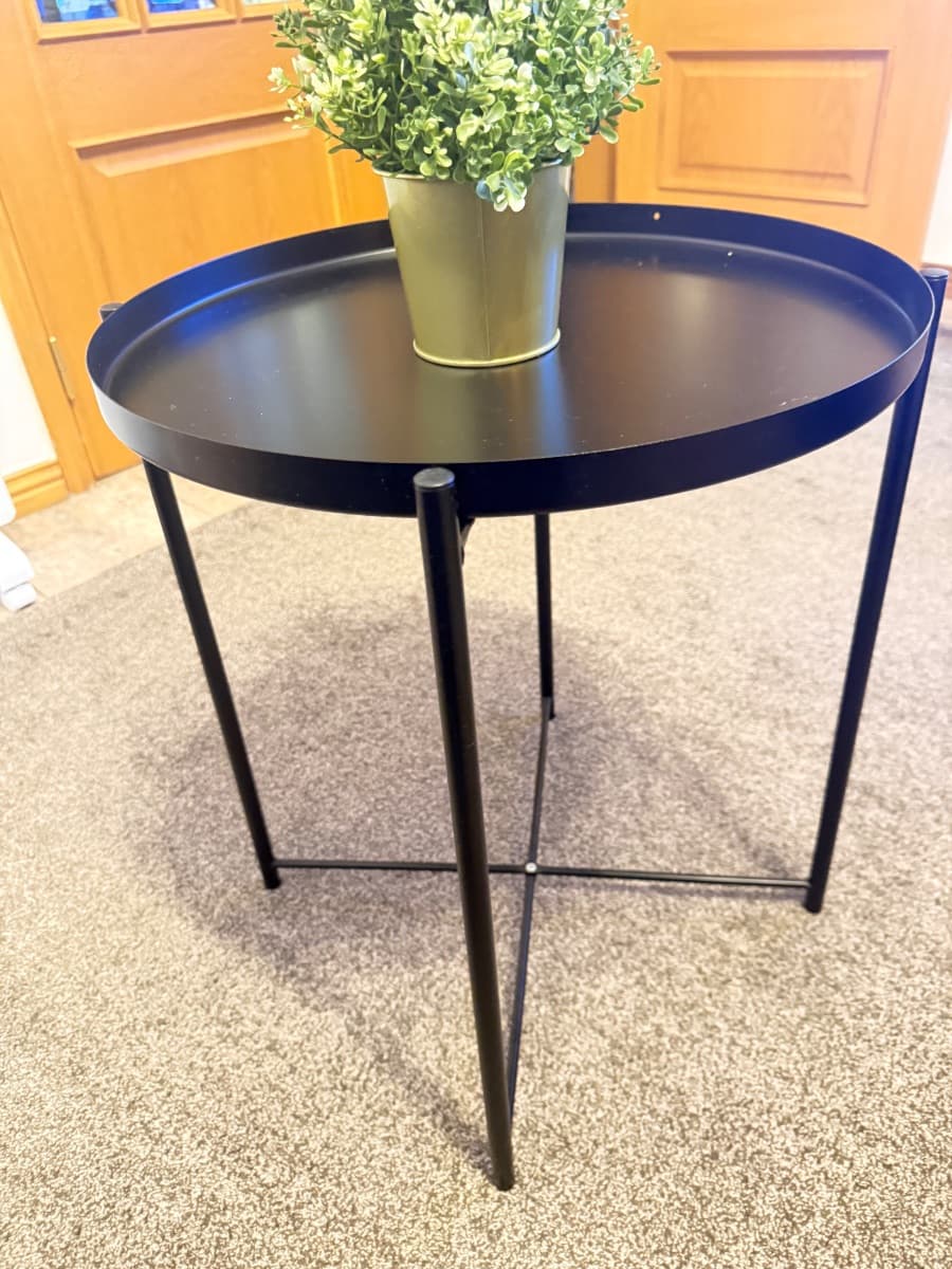 Mesa de apoio redonda IKEA GLADOM preta com tabuleiro removível
