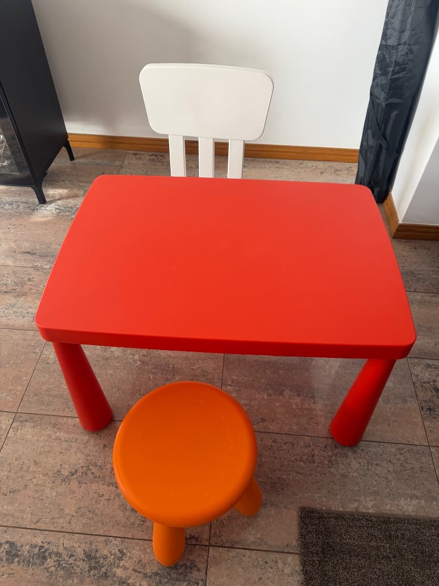 Mesa com cadeira infantil IKEA MAMMUT vermelha