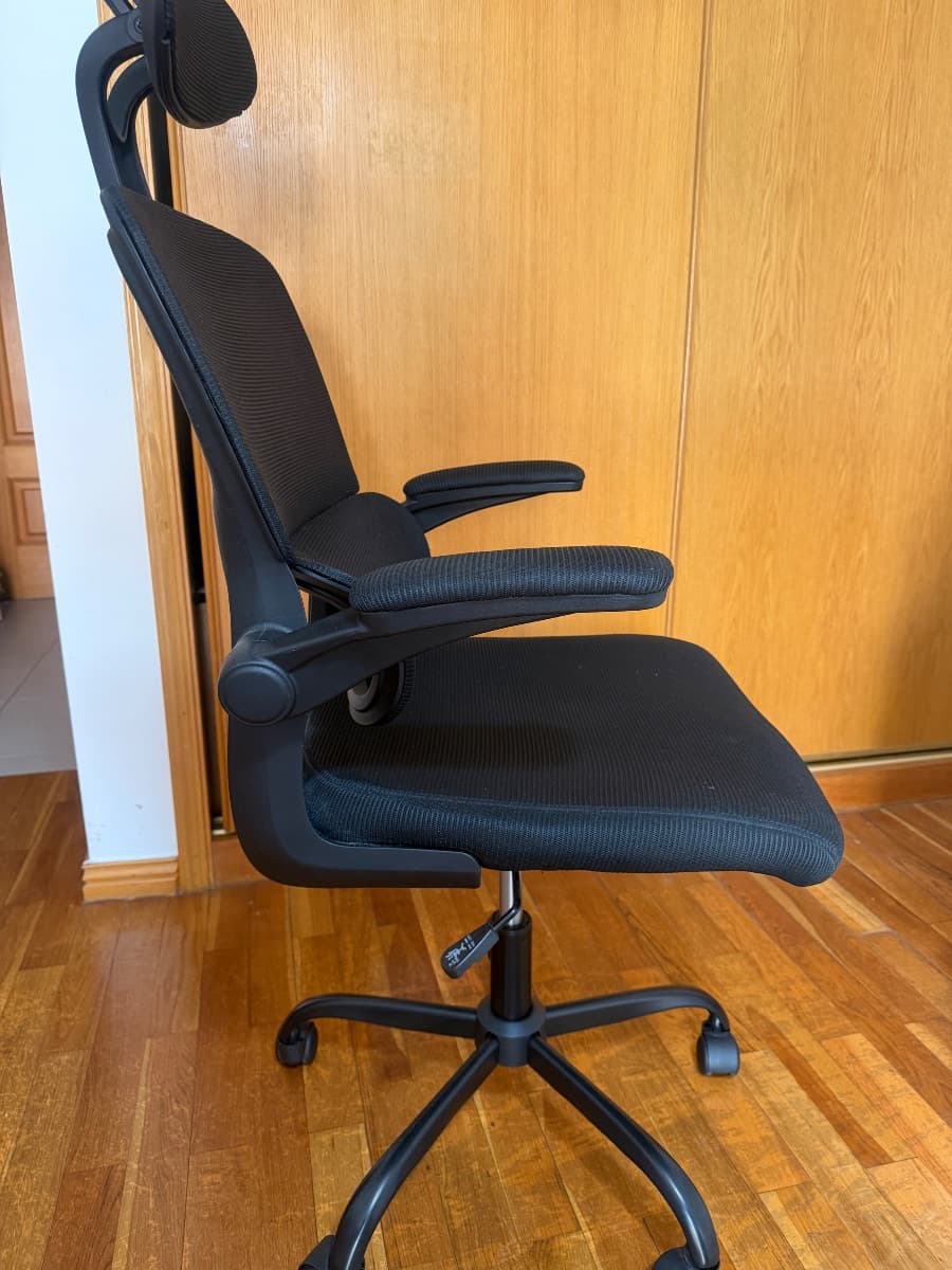 Cadeira de escritório ergonómica preta com apoio de cabeça e suporte lombar