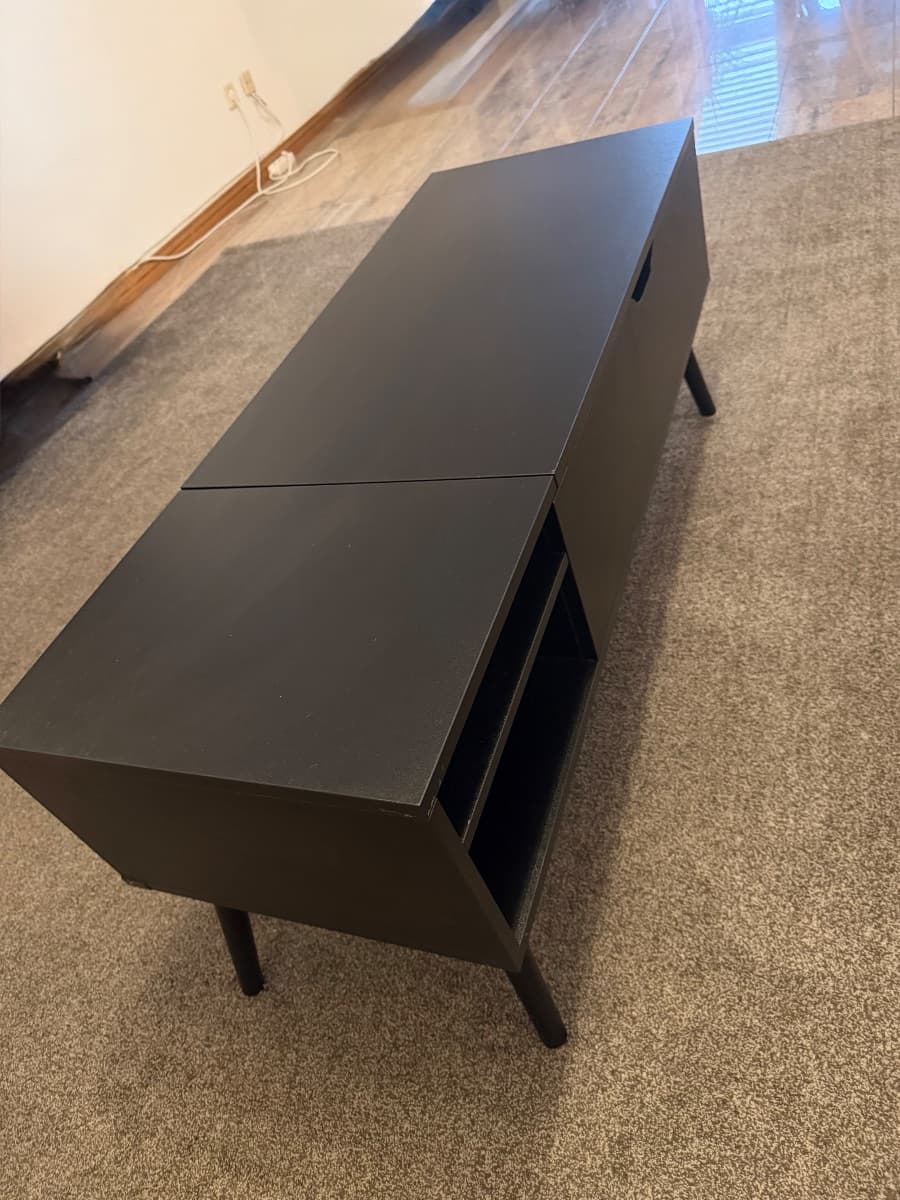 Mesa de centro preta com tampo elevatório (lift-top)