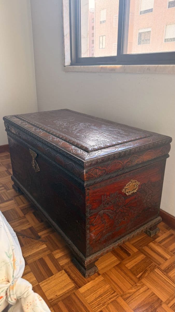 Arca baú antigo em madeira maciça com entalhes decorativos e ferragens em latão