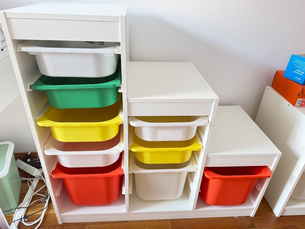 IKEA TROFAST Combinação de arrumação em escada branco com caixas coloridas