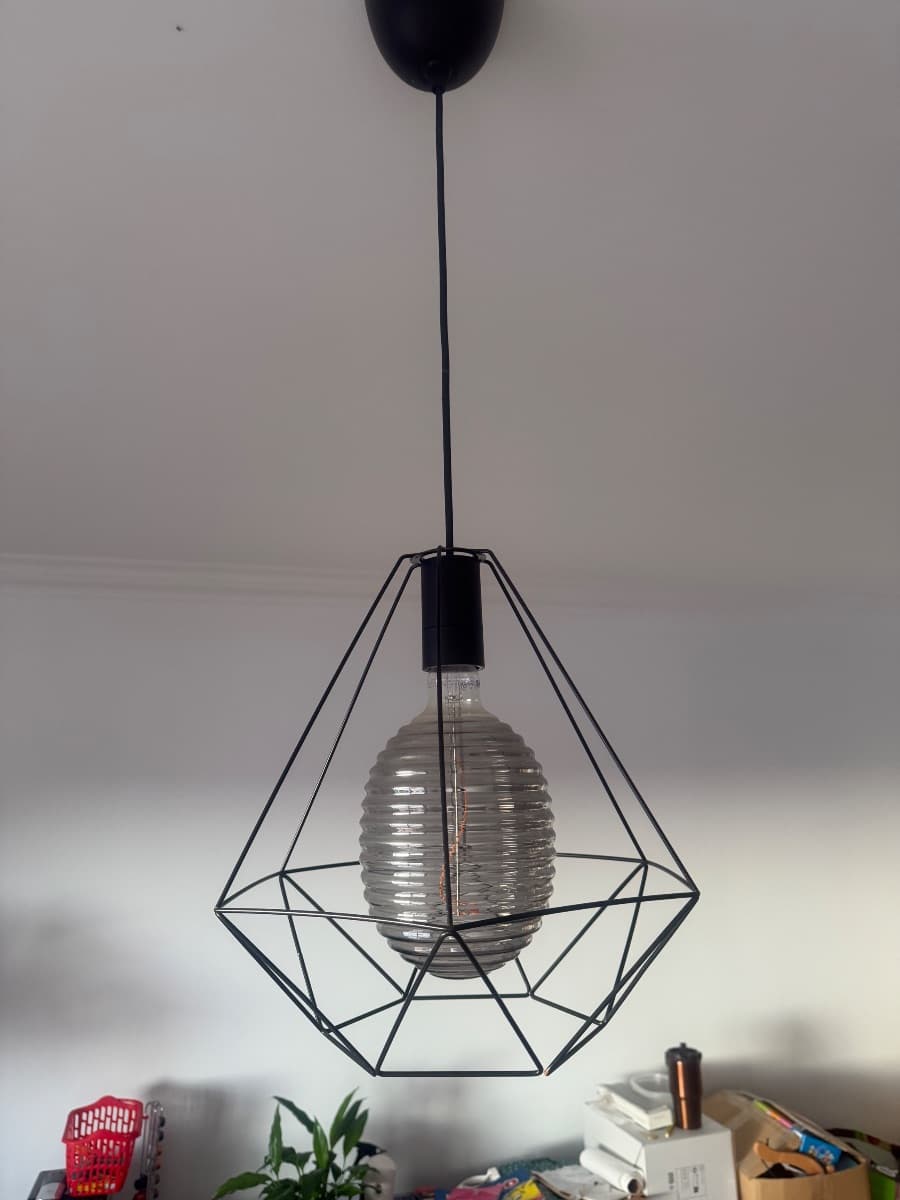 Candeeiro suspenso geométrico com estrutura em metal preto e lâmpada decorativa